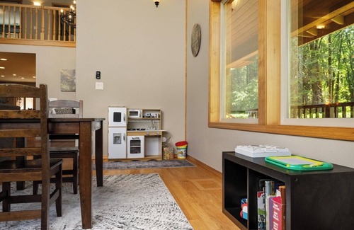 Marmot Casa | Iron Mountain Lodge Hot Tub and Game Room