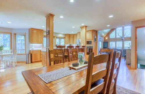 Marmot Casa | Iron Mountain Lodge Hot Tub and Game Room