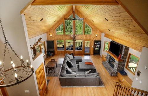 Marmot Casa | Iron Mountain - Spacious Secluded Lodge with Hot Tub & Game Room