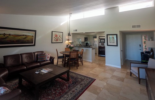 Palm Desert Condominio | Pulido y sofisticado condominio de madera de hierro