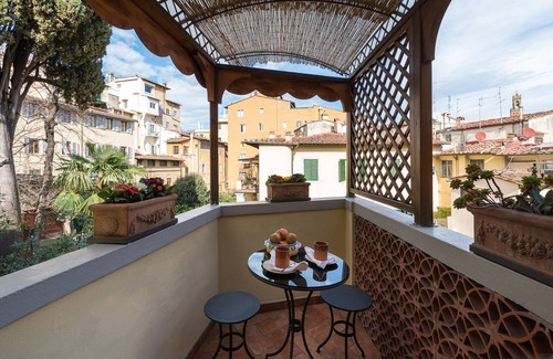 San Niccolo Apartamento | Irresistible Ponte Vecchio Area! Sweet Terrace-AC-Historic Location-5 Stars!