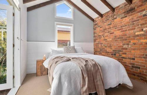 South Hobart Casa | Irresistible renovated 1840 inner-city cottage