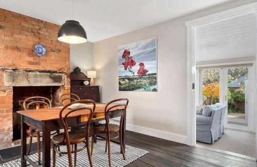 South Hobart Casa | Irresistible renovated 1840 inner-city cottage