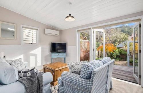 South Hobart Casa | Irresistible renovated 1840 inner-city cottage
