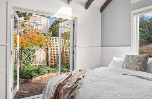 South Hobart Casa | Irresistible renovated 1840 inner-city cottage