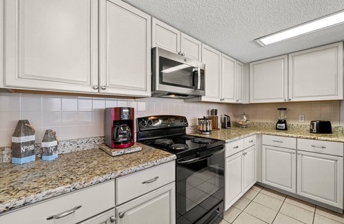 West Panama City Beach Condominio | IRRESISTIBLE: TODO VIDRIO! 1400 pies cuadrados 'GOLF FRT! 2Br 2B, ¡JUEGO DE PLAYA GRATIS DE MAR A OCTUBRE!