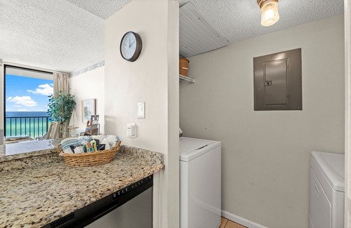 West Panama City Beach Condominio | IRRESISTIBLE: TODO VIDRIO! 1400 pies cuadrados 'GOLF FRT! 2Br 2B, ¡JUEGO DE PLAYA GRATIS DE MAR A OCTUBRE!