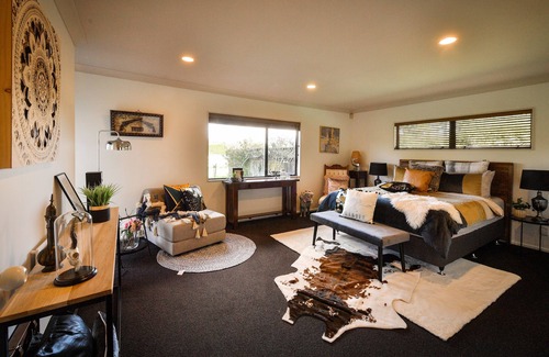Kingseat Otro | Irwin s Lodge - City Meets Country & Stylish