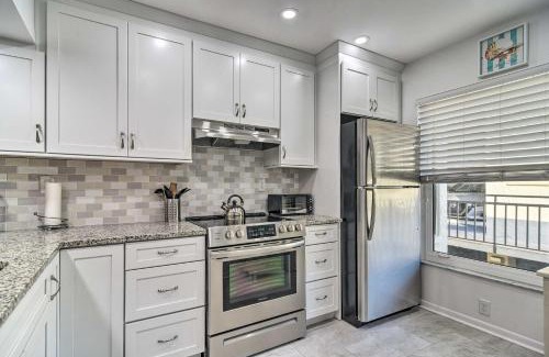 Casa del Mar Apartamento | Isla Del Sol Condo about 2 Miles to St Pete Beach!
