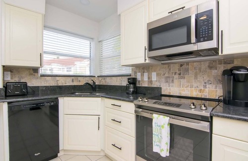 Isla del Sol Condominio | Isla Del Sol Newly Remodeled 2 BD/2BA Condo Close to Beaches