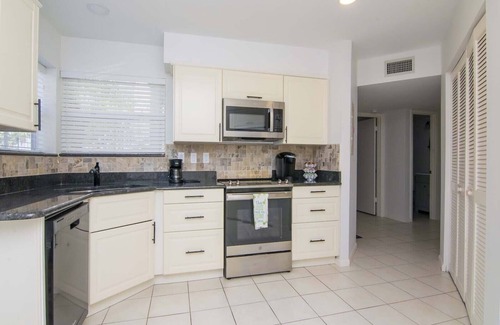 Isla del Sol Condominio | Isla Del Sol Newly Remodeled 2 BD/2BA Condo Close to Beaches