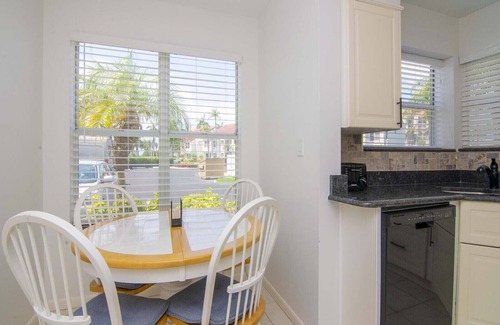 Isla del Sol Condominio | Isla Del Sol Newly Remodeled 2 BD/2BA Condo Close to Beaches
