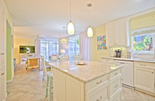 Sanibel Condominio | Island Beach Club #210A is a 2/2 vacation rental on Sanibel Island.