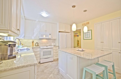 Sanibel Condominio | Island Beach Club #210A is a 2/2 vacation rental on Sanibel Island.