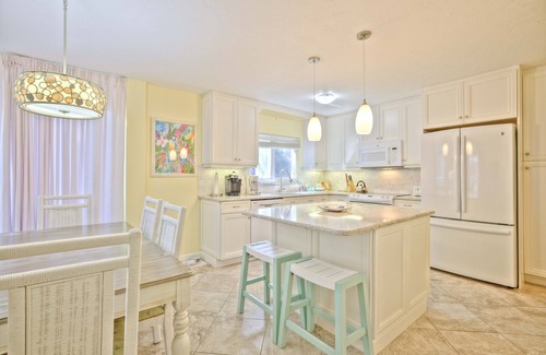 Sanibel Condominio | Island Beach Club #210A is a 2/2 vacation rental on Sanibel Island.