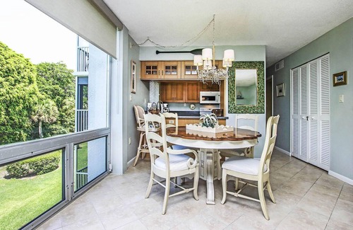 Sanibel Condominio | Island Beach Club 320C is a stunning 2brm 2 bathrm, Sanibel Beach View condo!