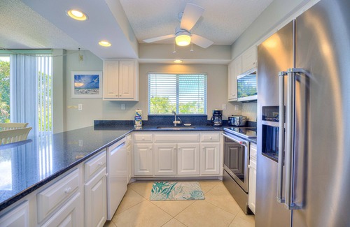 Sanibel Condominio | Island Beach Club #330B is a 2/2 vacation rental on Sanibel Island!
