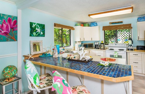 Waimanalo Cabaña | Island Style Casa con una baraja !! y cerrada, Aire Acondicionado, pasos privado a la playa