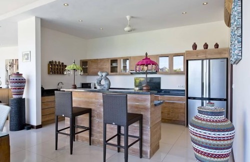 Portlock Casa | Island Breeze Manor - AC, Shared Pool, Ocean Views