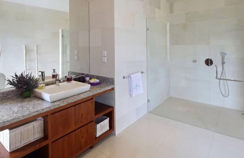 Portlock Casa | Island Breeze Manor - AC, Shared Pool, Ocean Views