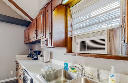 Eureka Springs Cabaña | Island cottage on golf course with deck, fireplace - lake nearby