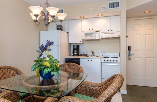 Fort Myers Beach Hotel | Island Escape: 2 Spacious Units w/ Full Kitchen & Pool Access