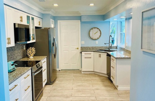 Biggar Casa | Island Escape - Beautiful New Remodeled Home with Pool