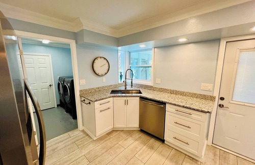 Biggar Casa | Island Escape - Beautiful New Remodeled Home with Pool