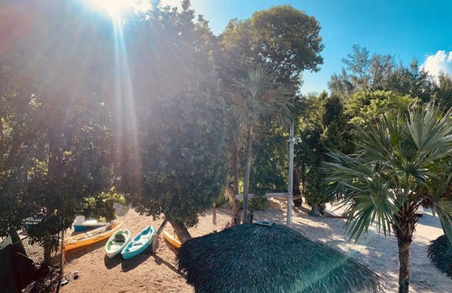Coral Harbour Casa | Island getaway along the beach front! Wi-Fi, Beach , Kayaks, Cycling,Restaurant