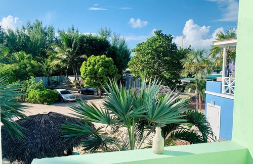 Coral Harbour Casa | Island getaway along the beach front! Wi-Fi, Beach , Kayaks, Cycling,Restaurant