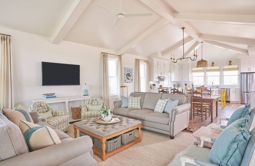 Ocracoke Casa | Island House: Dog friendly, 3-stop elevator, screen porch, canalfront, boat dock