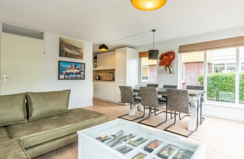 Oude-Tonge Casa | Casa de la isla con terraza cerca del agua. La casa adyacente Slaak 65 tiene el mismo diseño, puede ser
