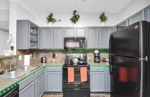 South Central Houston Apartamento | Island Paradise🌴 -2BR/2Bath/NRG/MedCenter/Galleria