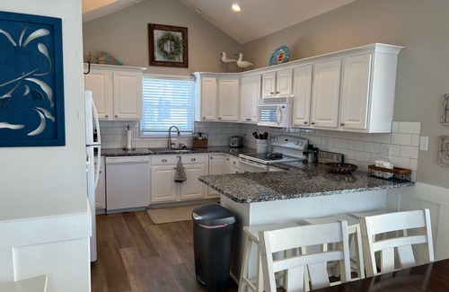 Ocean Isle Beach Casa | 20 Chan Dr- 4 BDR / 2. 5 BA Island Park Home - ¡Capacidad para 10 personas! Corto paseo a la playa.
