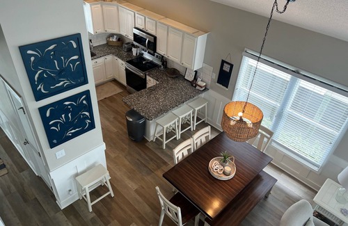 Ocean Isle Beach Casa | 20 Chan Dr- 4 BDR / 2. 5 BA Island Park Home - ¡Capacidad para 10 personas! Corto paseo a la playa.