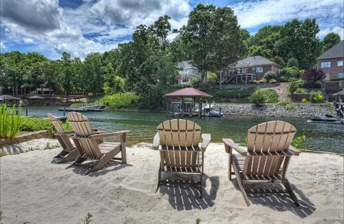 Lake Norman of Catawba Casa | Island Point by AvantStay Sleeps 18 Dock