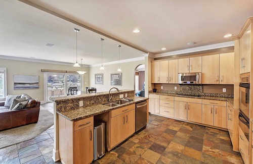 Lake Norman of Catawba Cabaña | Island Point by Avantstay Sleeps 18 + Dock