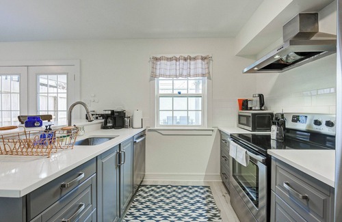 Galveston Condominio | Island Pride Coastal Condo - Steps to the Beach!