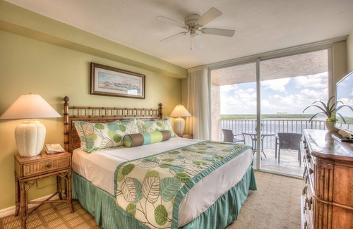 Fort Myers Beach Hotel | Island Retreat: 4 Modern Units w/ Waterfront Views, Pool & Kitchen
