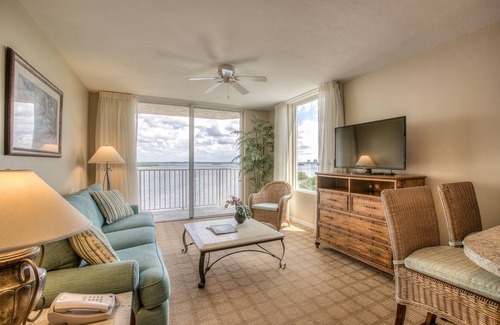 Fort Myers Beach Hotel | Island Retreat: 4 Modern Units w/ Waterfront Views, Pool & Kitchen