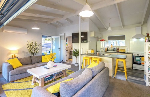 Ostend Casa | Island Sanctuary - Waiheke Holiday Home