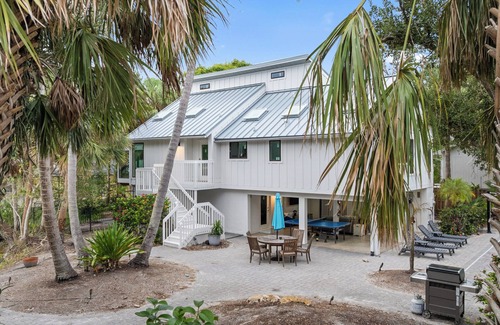 Siesta Key Casa | Island Sol: Secluded 4 BR Paradise with Salt Water Pool, Walk to the Village