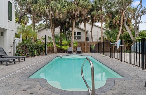 Siesta Key Casa | Island Sol: Secluded 4 BR Paradise with Salt Water Pool, Walk to the Village