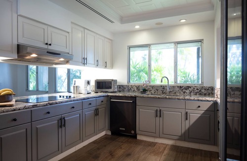 Portlock Casa | Island Style Elegance on a Beach Access