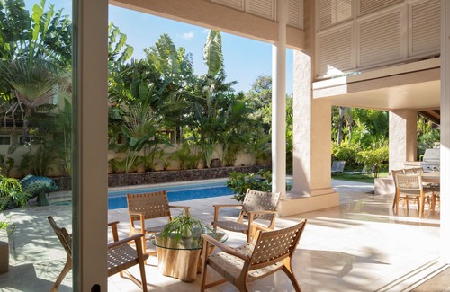 Portlock Casa | Island Style Elegance on a Beach Access