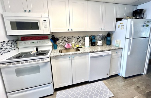 Myrtle Beach Condominio | Island Time Dolphin Shack; Direct Oceanfront Balcony King wTILE Pisos hasta el final!