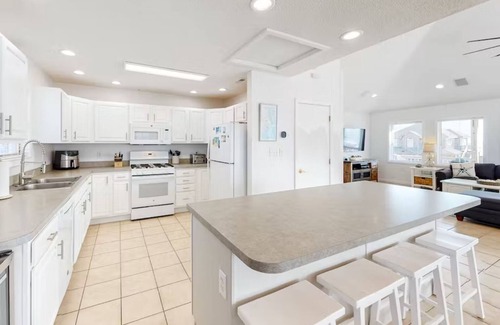 Buxton Casa | ISLAND TIME Semi-oceanfront, 4BR 3.5BA Home with hot tub
