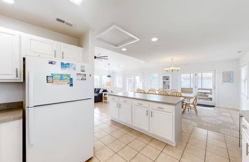 Buxton Casa | ISLAND TIME Semi-oceanfront, 4BR 3.5BA Home with hot tub