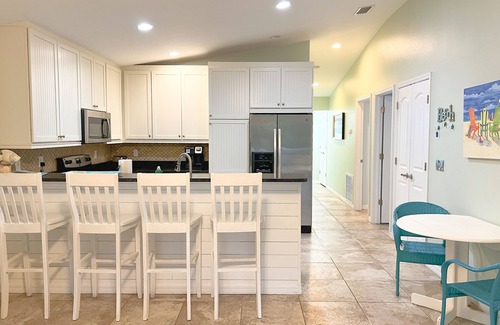 Holmes Beach Casa | Cerca de la playa y restaurantes con piscina climatizada!
