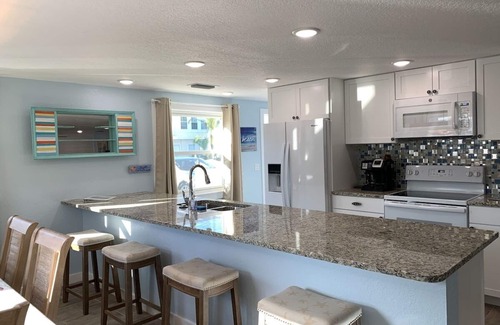 Holmes Beach Casa | Recientemente renovado, cerca de la playa y restaurantes con piscina privada climatizada.